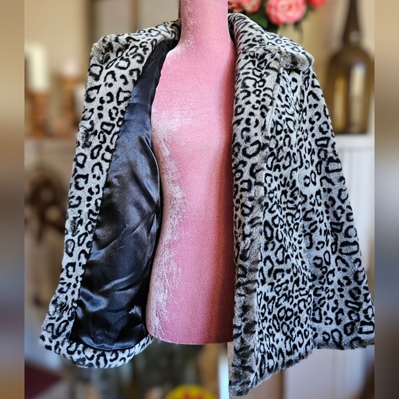 Amanda Collection women's faux leopard fur swing jacket. Size small. - Picture 9 of 12